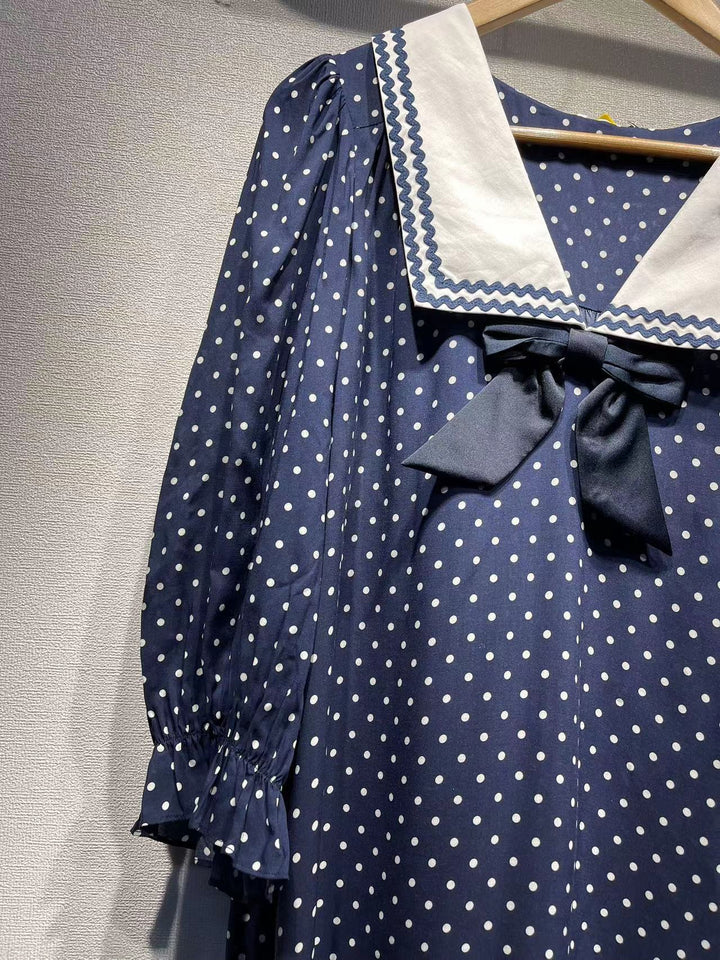 Damebluse med maritim krave og moderigtige prikkemønster Stilla