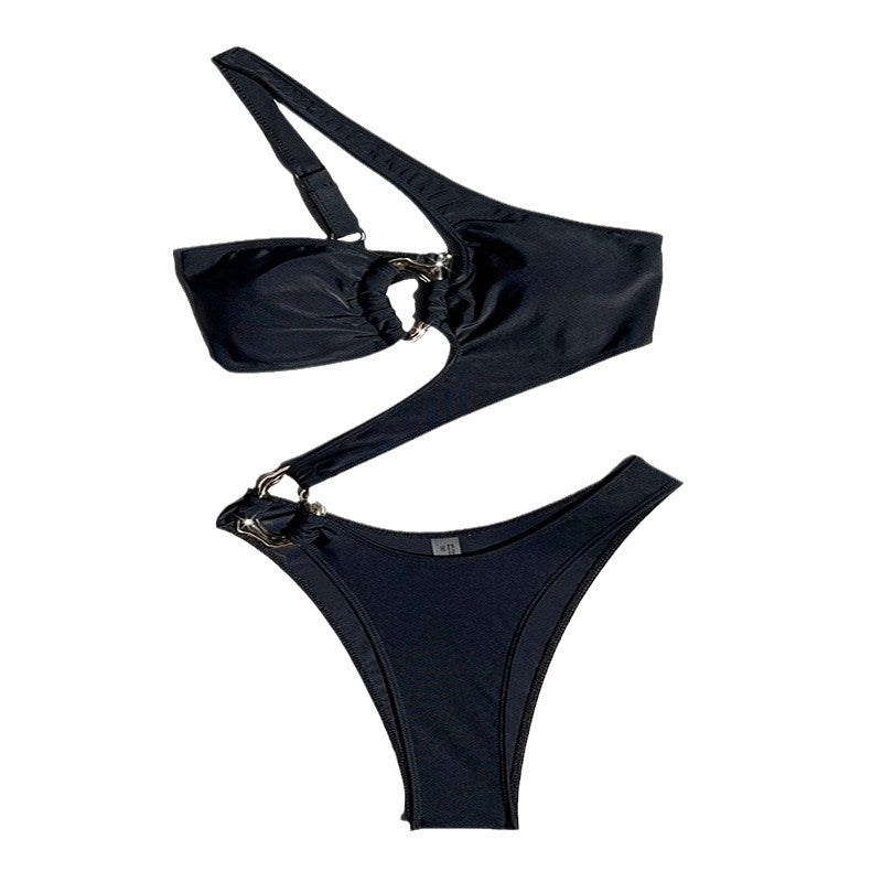 Dame bånd-bikini med asymmetrisk design og dekorativt spænde-element Stilla