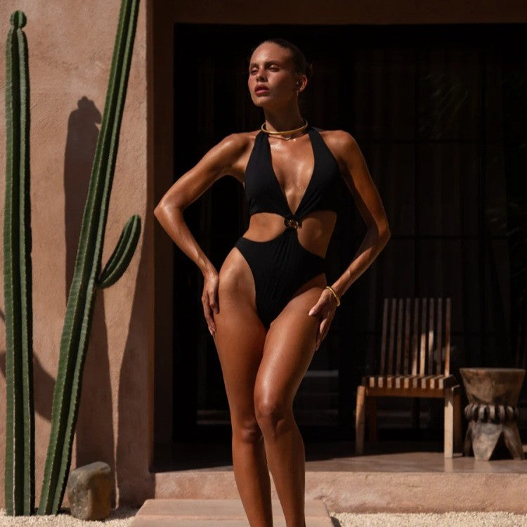 Dame badeshorts med moderne cut-out og skinnende detalje Skovae