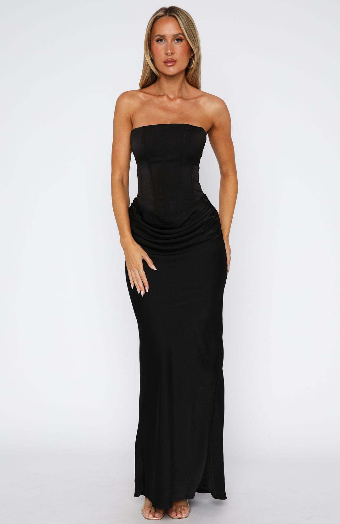 Dame elegant off-shoulder aftenkjole med raffineret flæsekanter Stilla