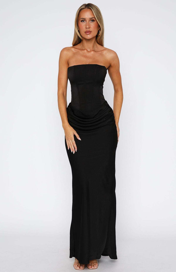 Dame elegant off-shoulder aftenkjole med raffineret flæsekanter Stilla