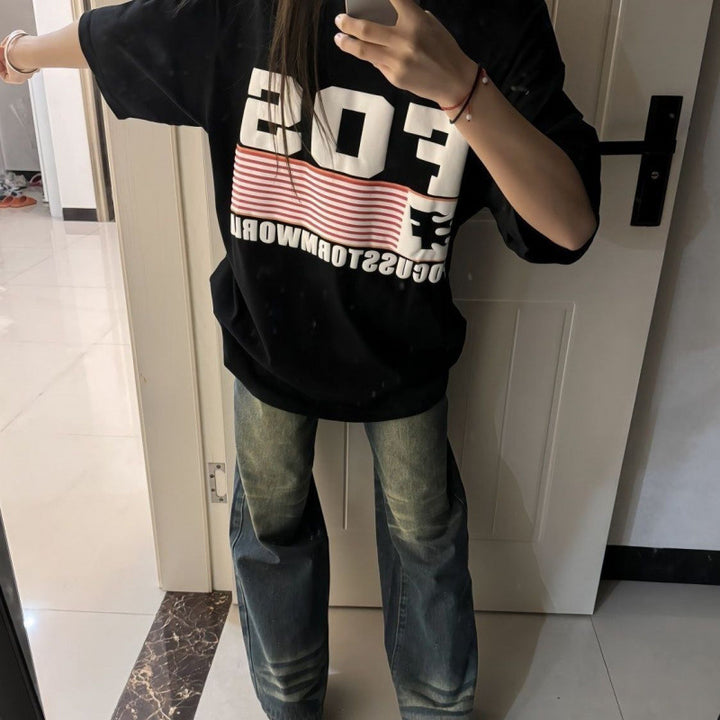Dame Oversized T-shirt med sporty grafisk design og urban flair Stilla
