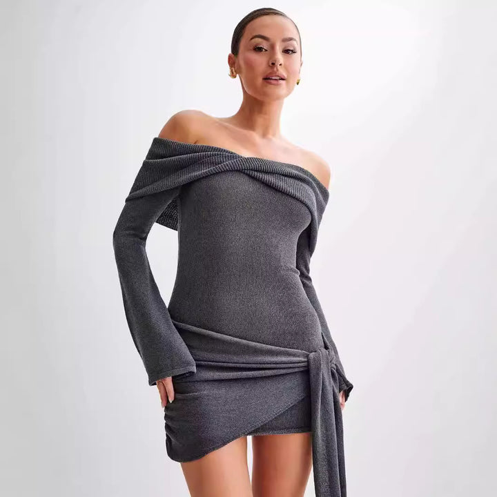 Dame mini kjole med off-shoulder design og bælte Stilla