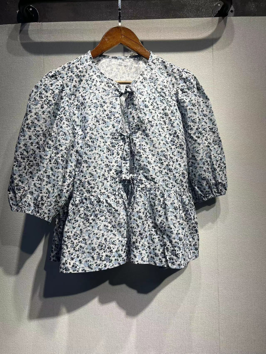 Damebluse med voluminøse pufærmer og blomsterprint Stilla