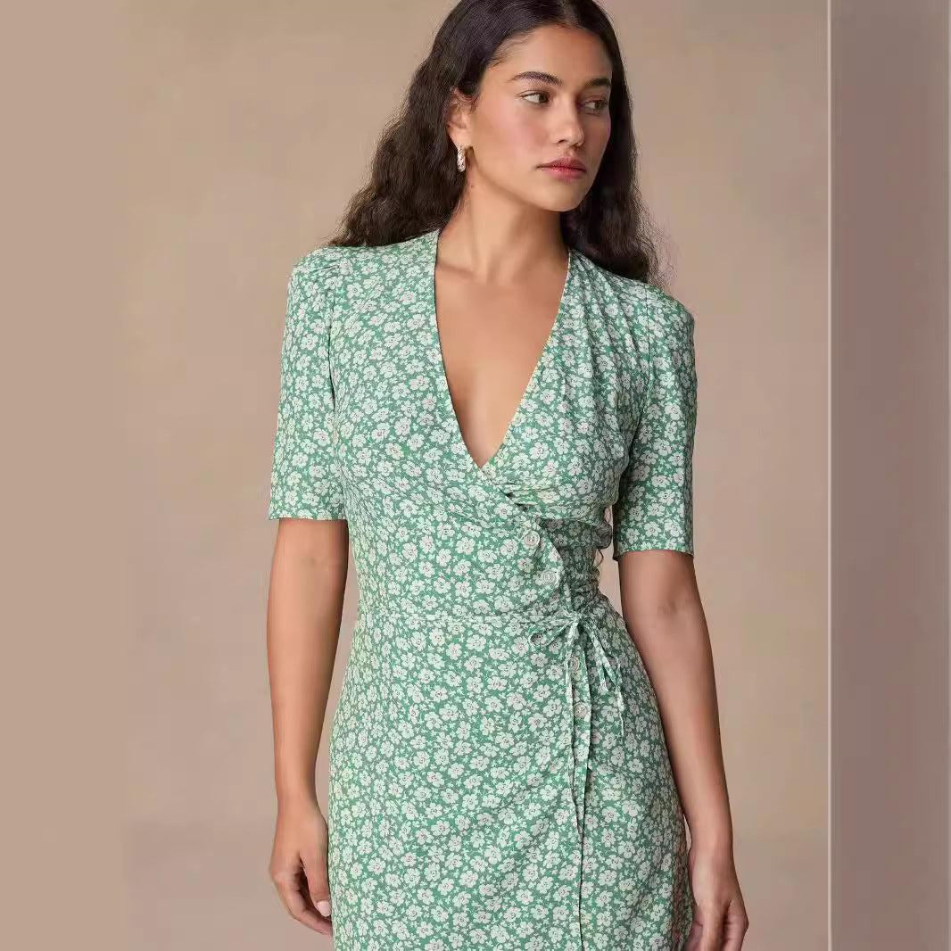 Dame wrap kjole med blomsterprint og elegant knapliste Stilla