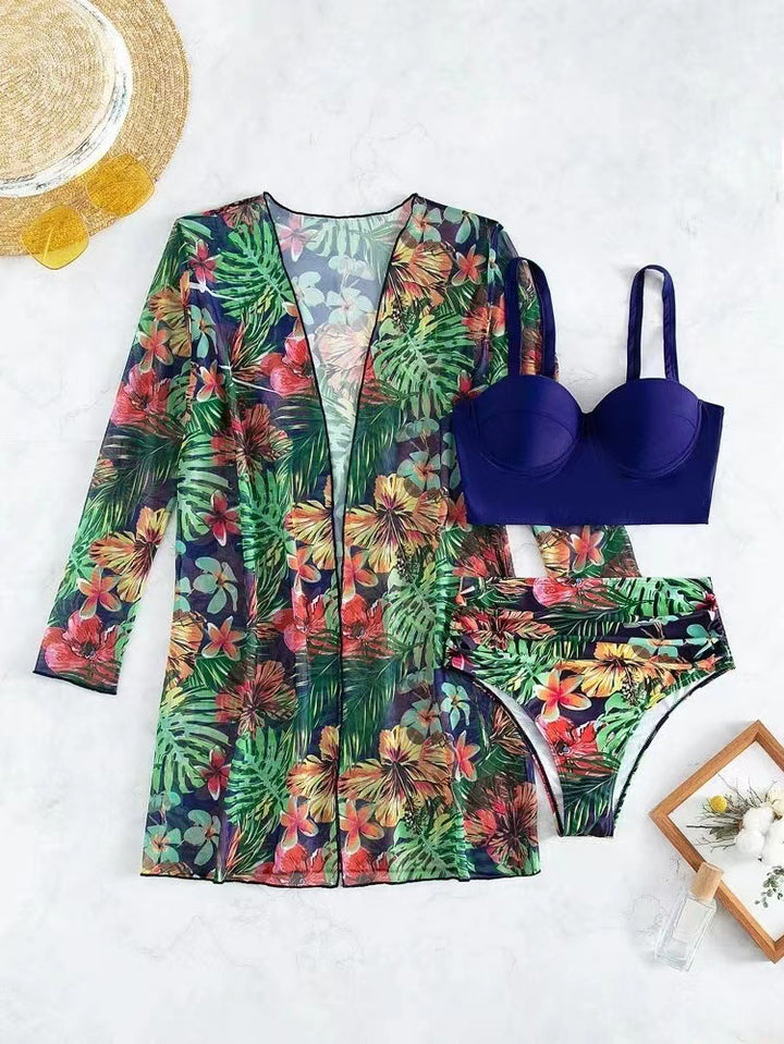 Dame strandoutfit med floralt cover-up og højt skåret bikini Stilla