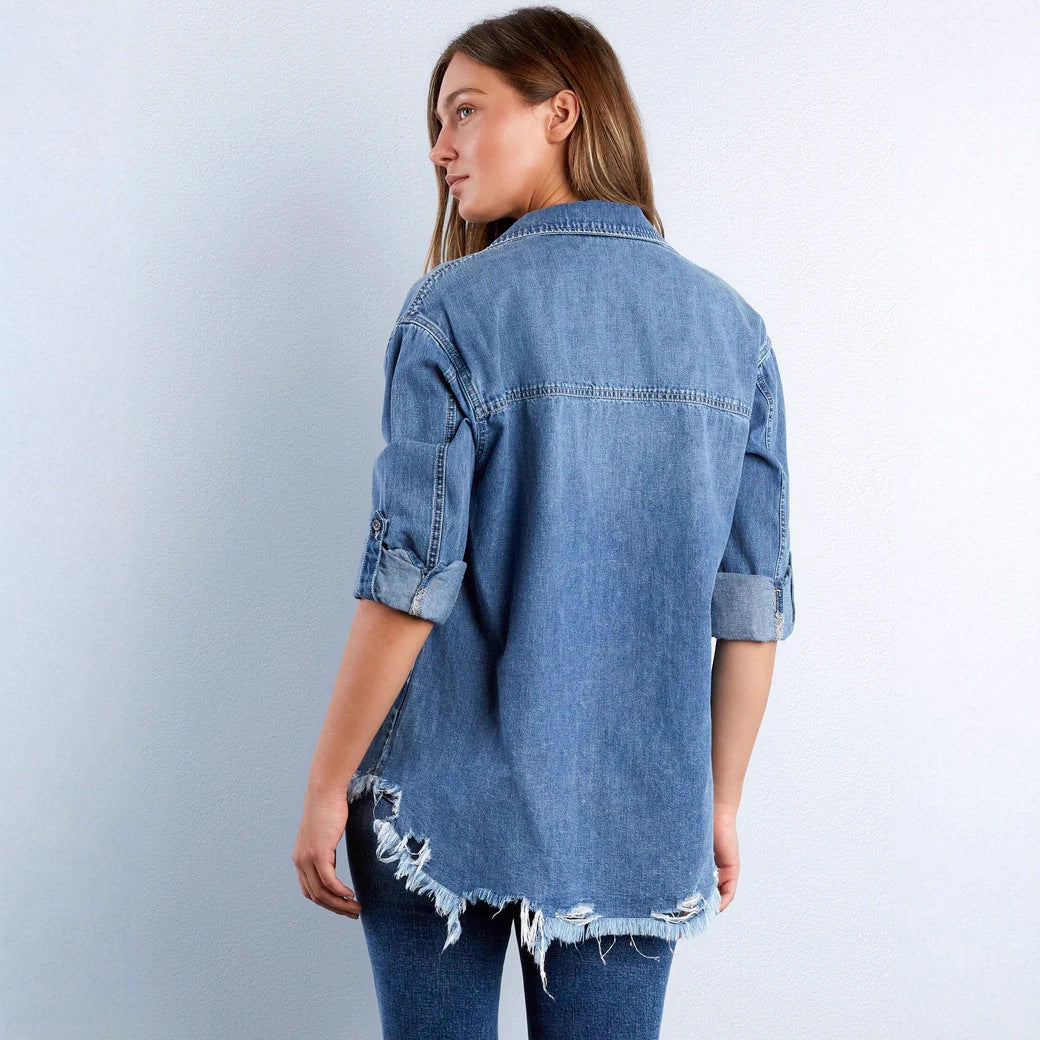Dame denim-bluse med hjerte-applikation og frynset kant Skovae