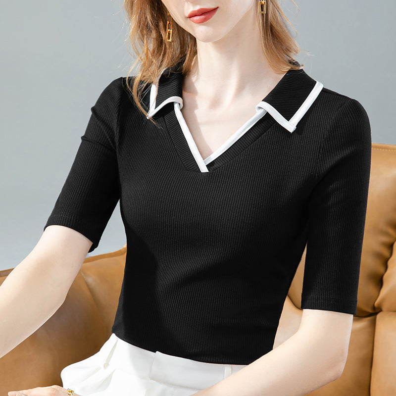 Dame Kortærmet Polo-Shirt med moderne V-hals og elegante kontrastdetaljer Stilla