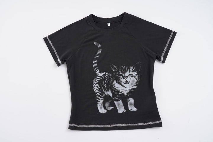 Dame T-shirt med kreativt kattemotiv og sportslig snit Skovae