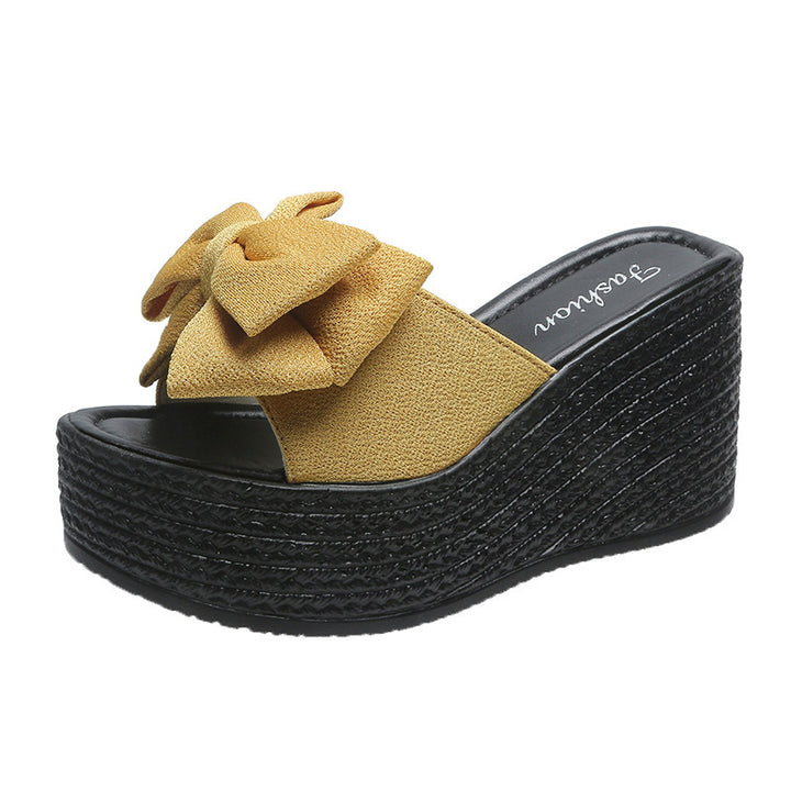 Dame Wedge-sandaletter med moderne bueapplikation Stilla