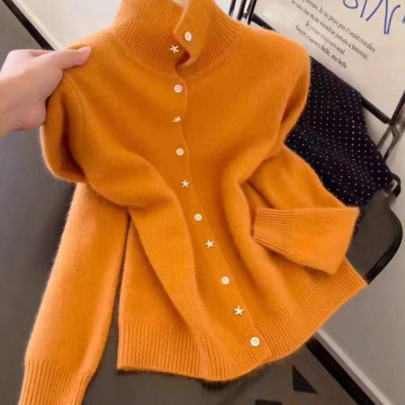 Kvinders elegante cardigan med høj krave og stjernedetaljer på knapper Stilla
