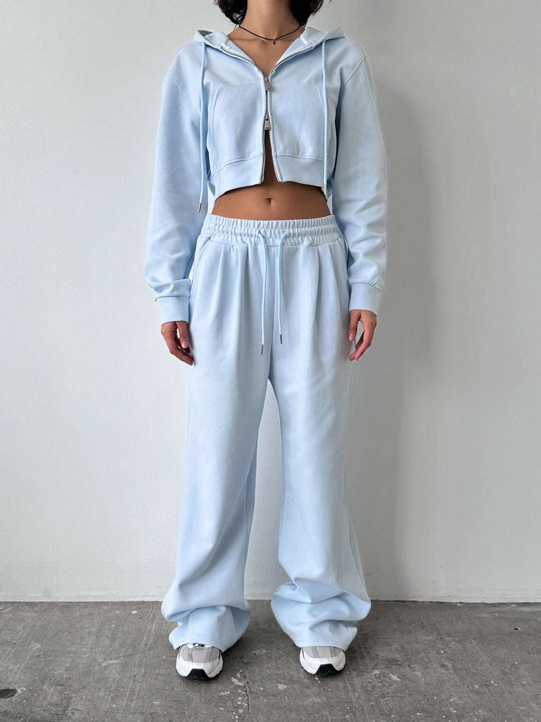 Kvinders cropped hoodie og løse joggingbukser i minimalistisk design