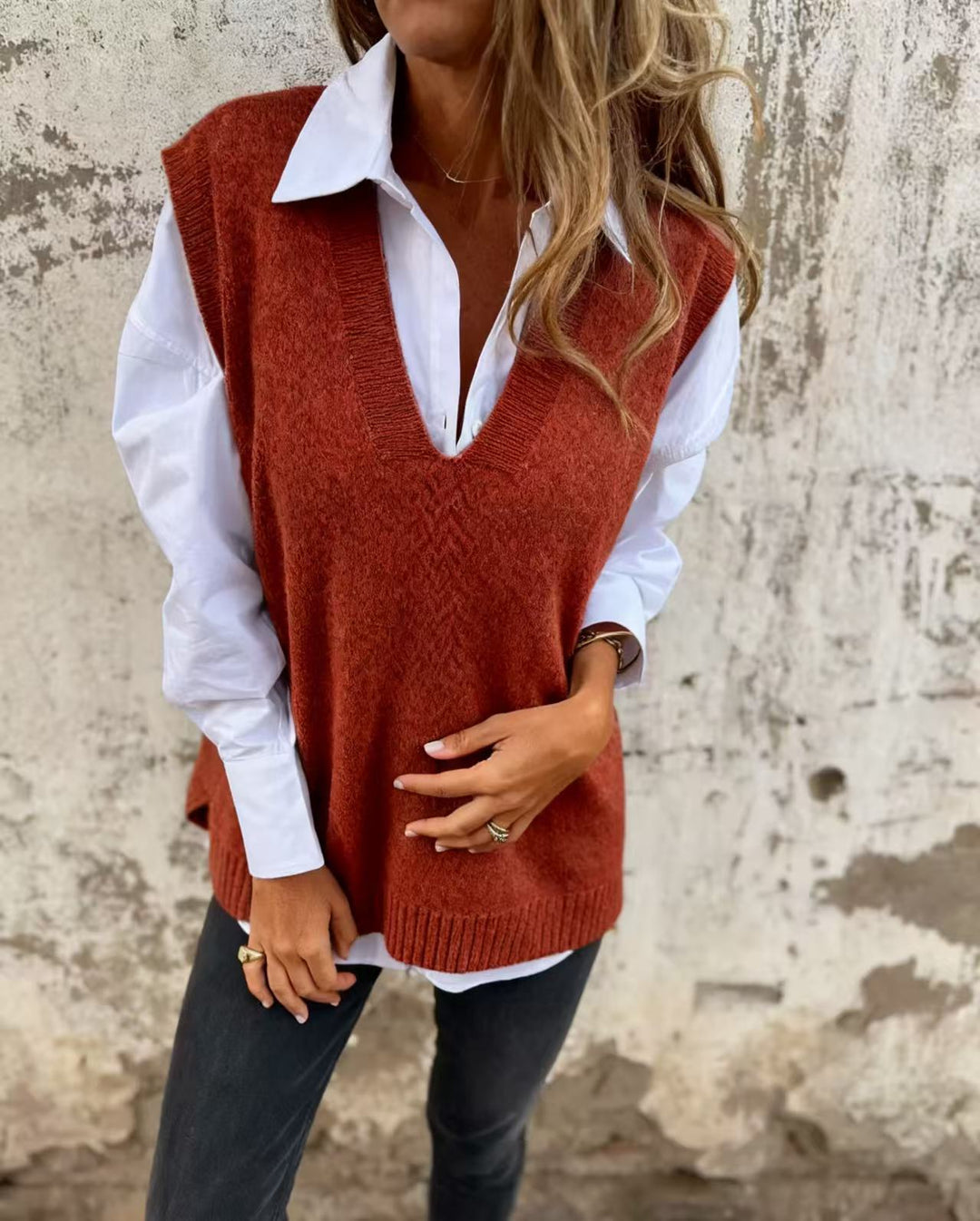 Dames elegant strikvest med V-hals og fine rib detaljer Stilla