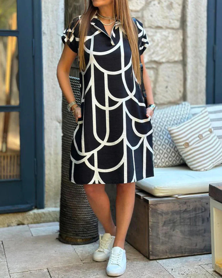 Dame kortærmet kjole med moderne grafisk mønster og elegant krave Stilla