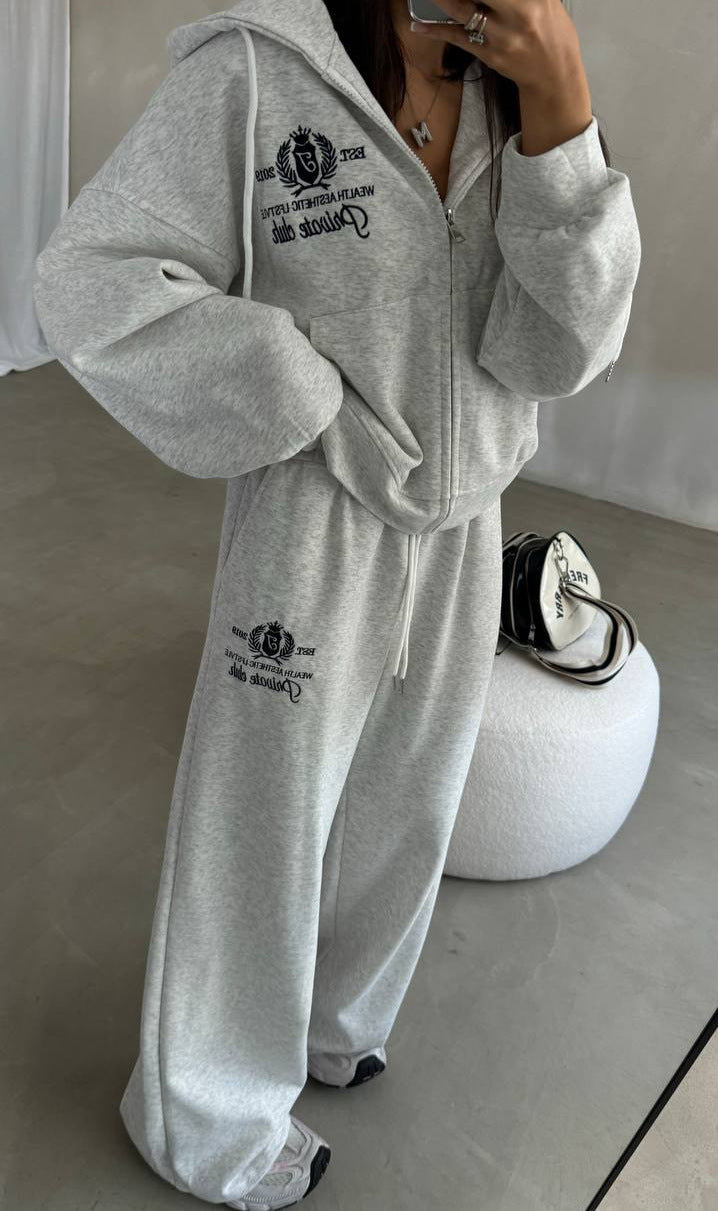 Kvinders afslappede fritidssæt i moderne oversized stil med høj krave og praktisk lynlås Stilla