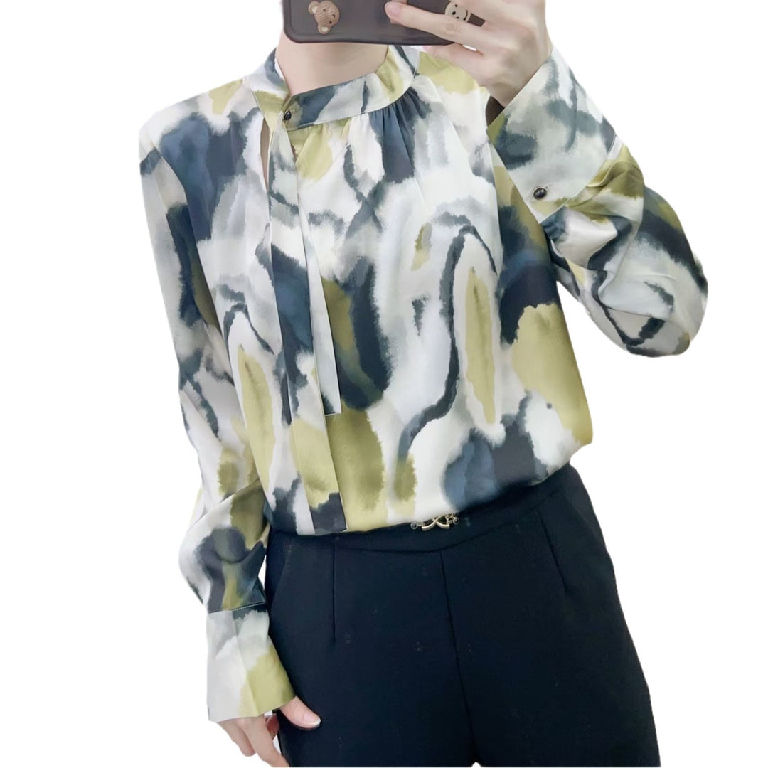 Damebluse med kreativt farvemønster og elegant højkraveforarbejdning Stilla
