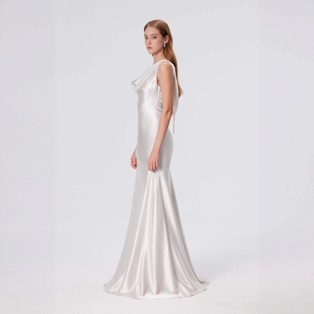 Dame elegant aftenkjole med flydende satin og raffineret udsnit Skovae