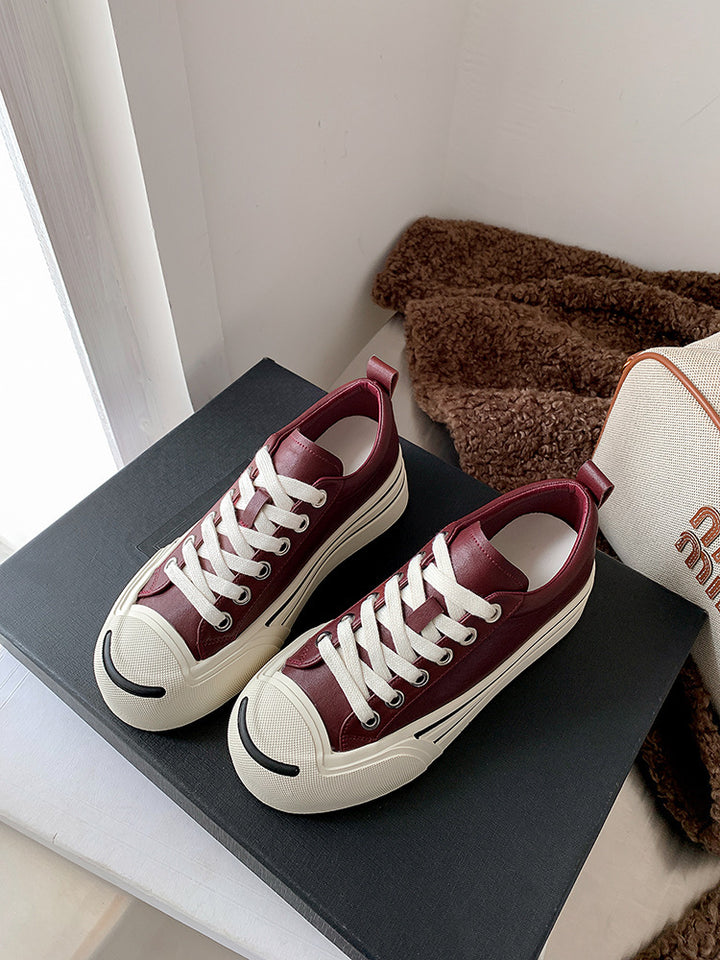 Dame retro-inspirerede canvas-sneakers med karakteristisk gummispids Stilla