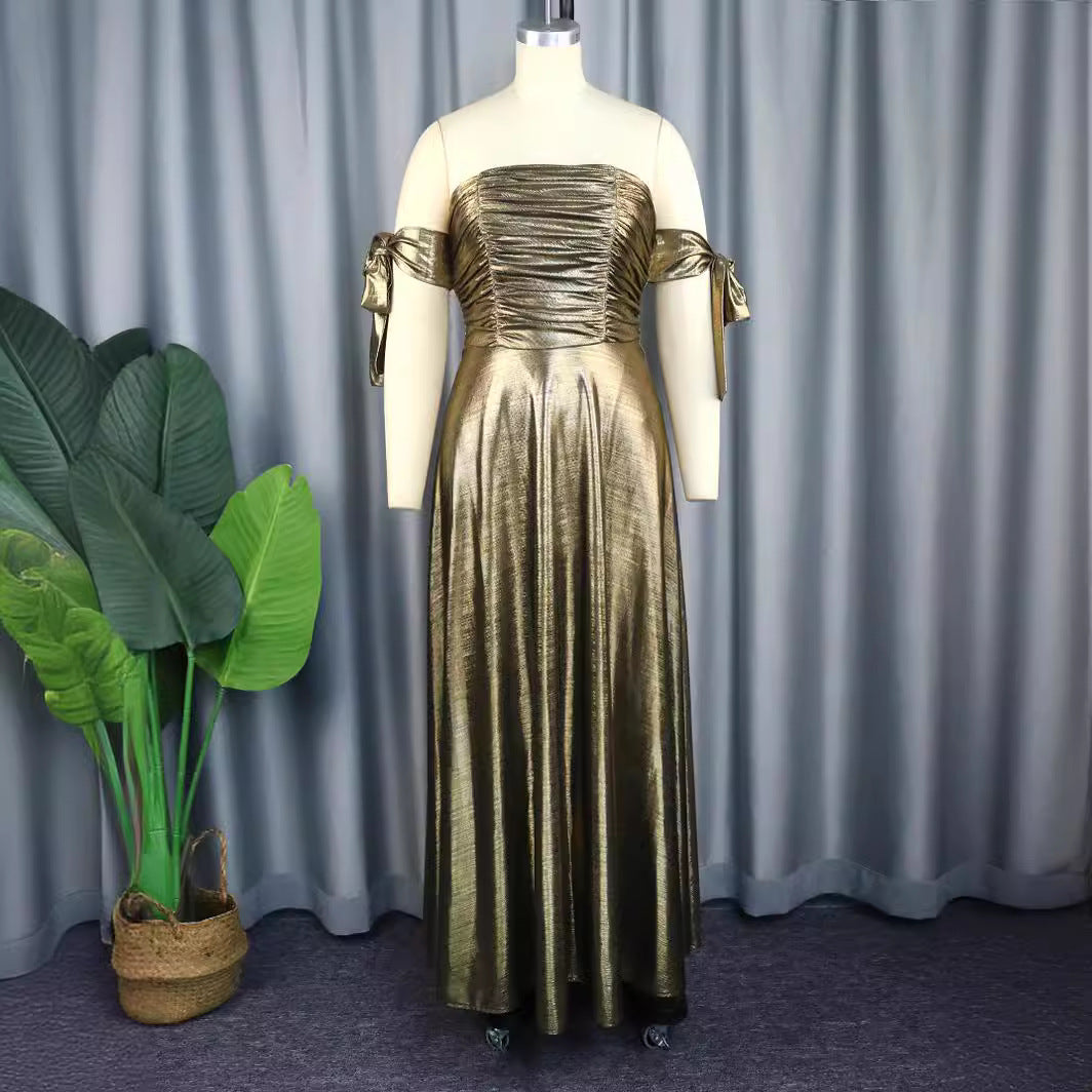 Dame glamourøst aftenkjole med off-shoulder design og elegante draperinger Skovae