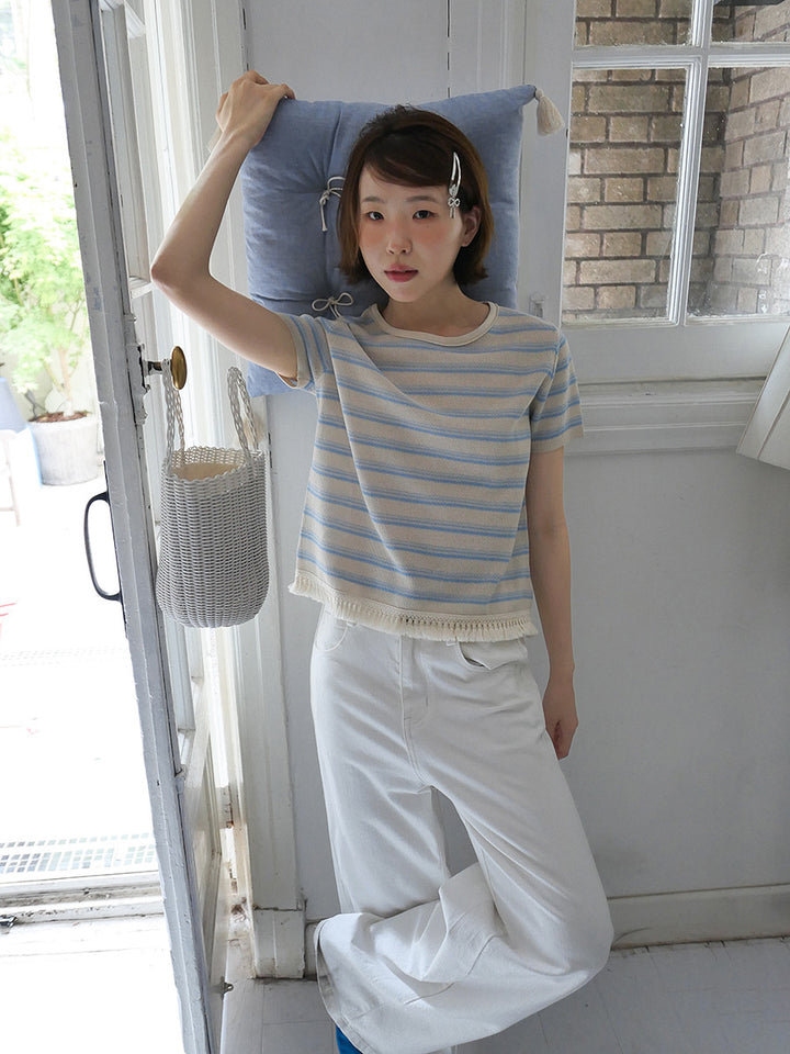 Dame afslappet top med fin stribet look og trendy frynsedekoration Stilla