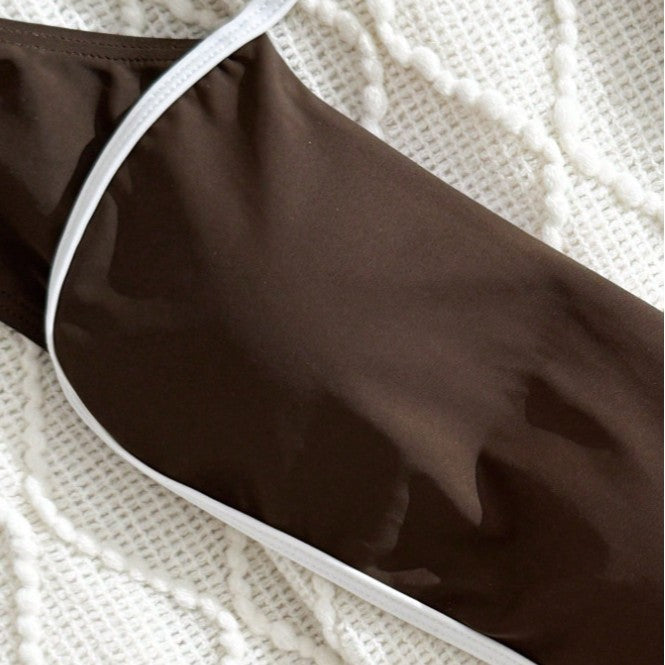 Dame bikini-sæt med smalle stropper og original kontrastdetalje Skovae