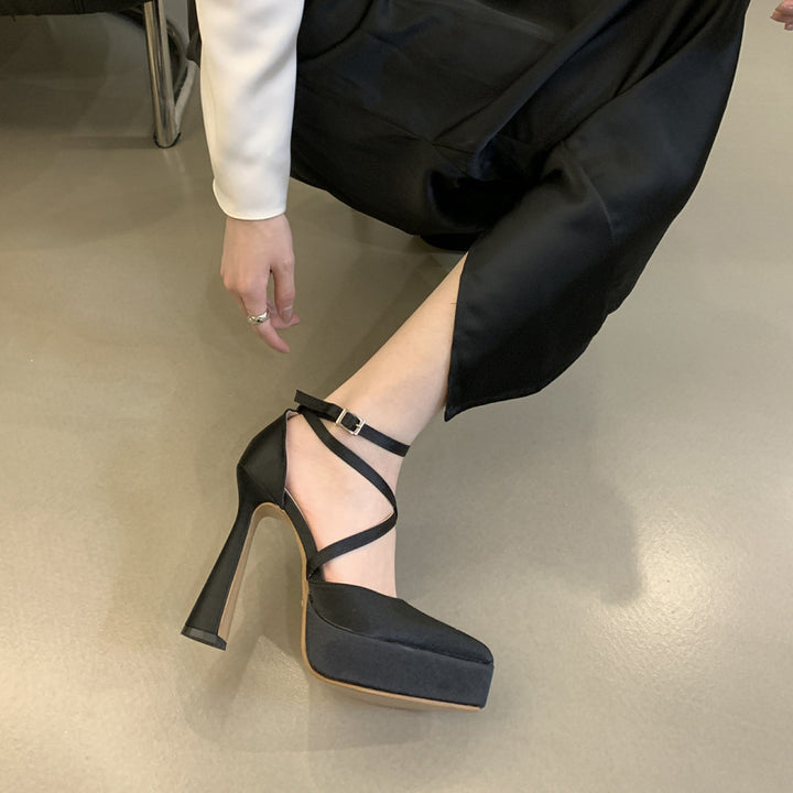 Dame Plateau-Pumps med smagfuldt remdesign og elegant ankelrem Stilla