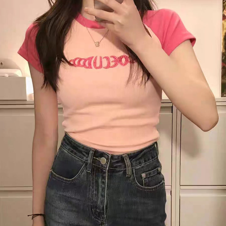 Dame Cropped T-Shirt med kontrasterende ærmer og moderne print Skovae