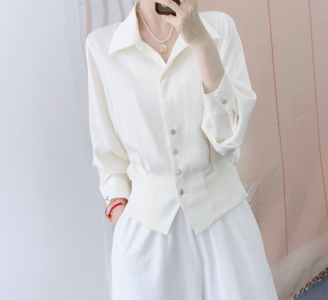 Dame Mode Bluse med figursyet snit og elegante knapdetaljer Stilla