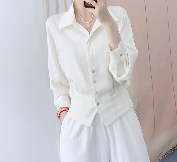 Dame Mode Bluse med figursyet snit og elegante knapdetaljer Stilla