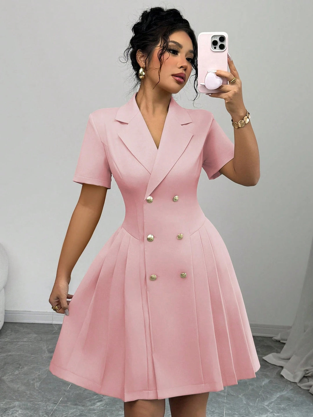 Dame klassisk knapkjole med figursyet snit og plisseret skirt Stilla