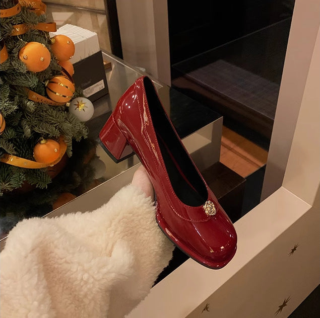 Dame lakeret pumps med elegant blokhæl og stilfuldt logo-detalje Stilla