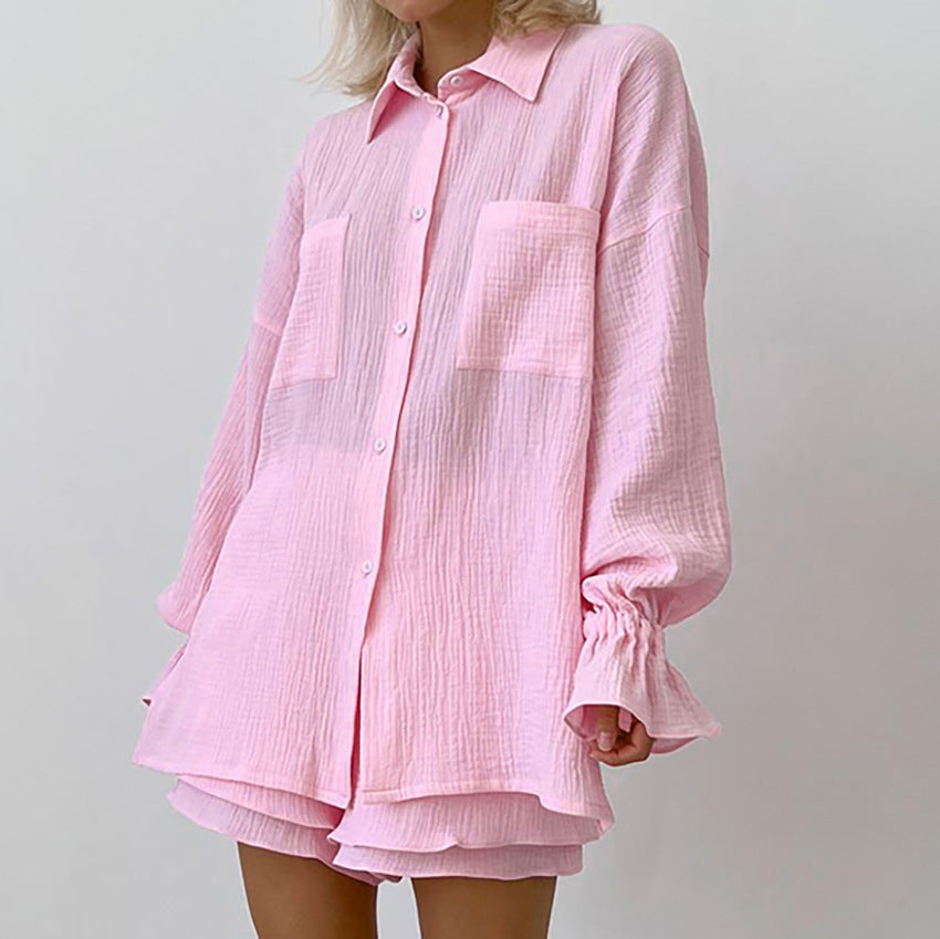 Dame pyjamasæt i åndbart, let materiale med stilfulde detaljer Stilla