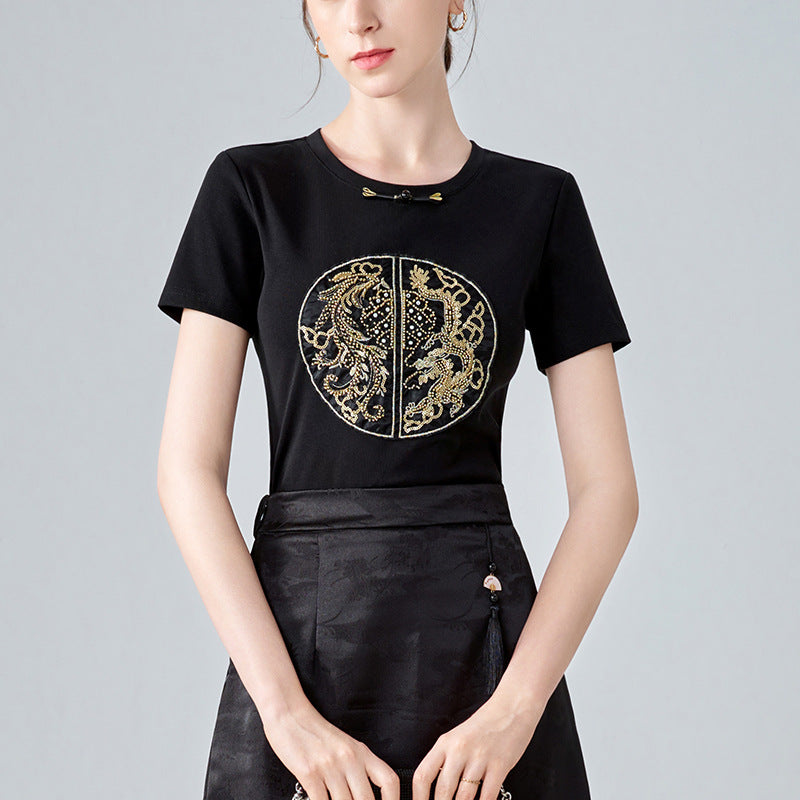 Dame T-shirt med eksklusiv, flerfarvet broderidesign og elegant knapdetalje Stilla