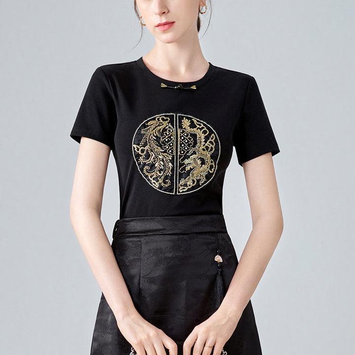 Dame T-shirt med eksklusiv, flerfarvet broderidesign og elegant knapdetalje Stilla