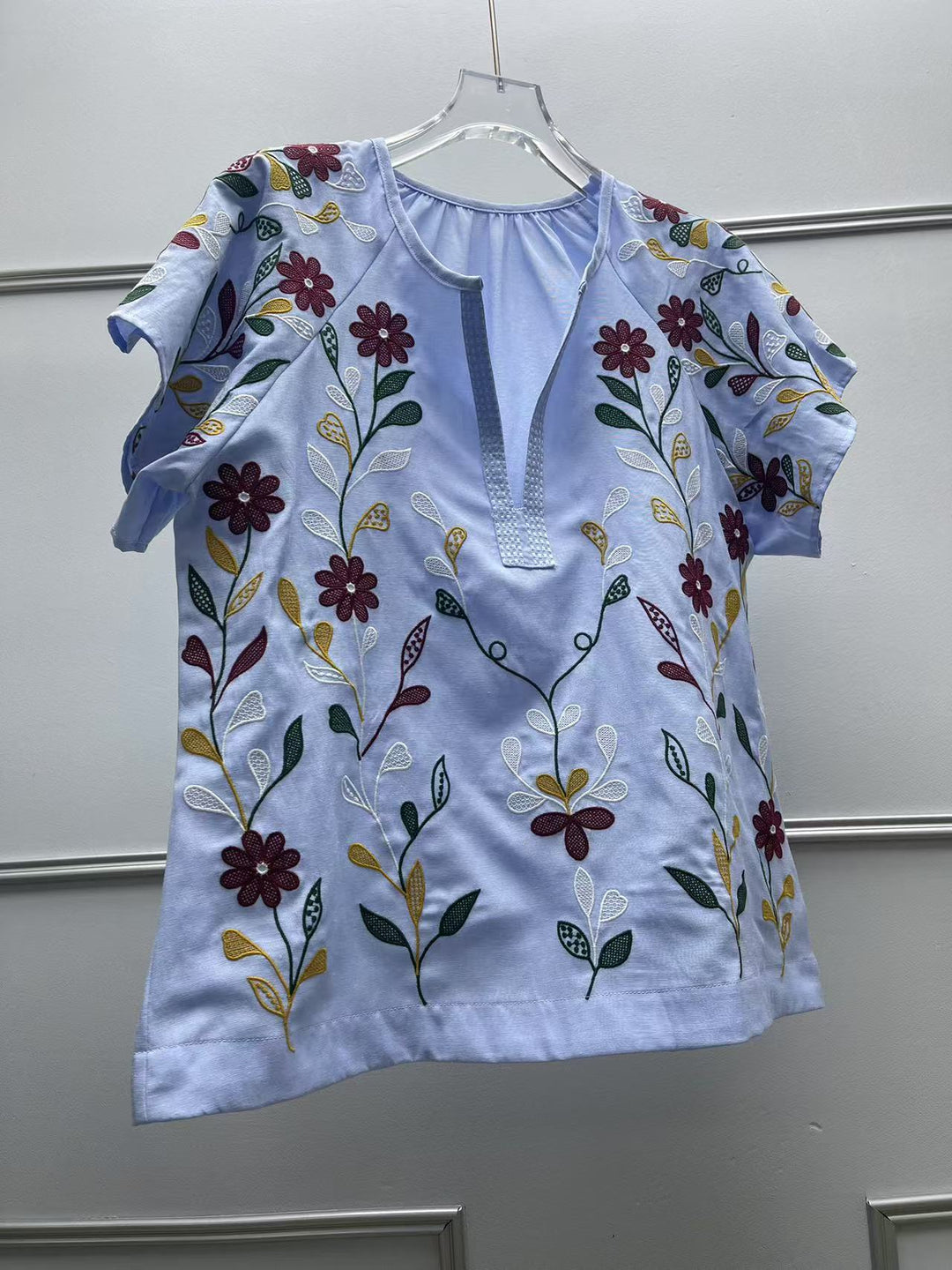 Dame tunika med kunstnerisk blomsterbroderi design Stilla