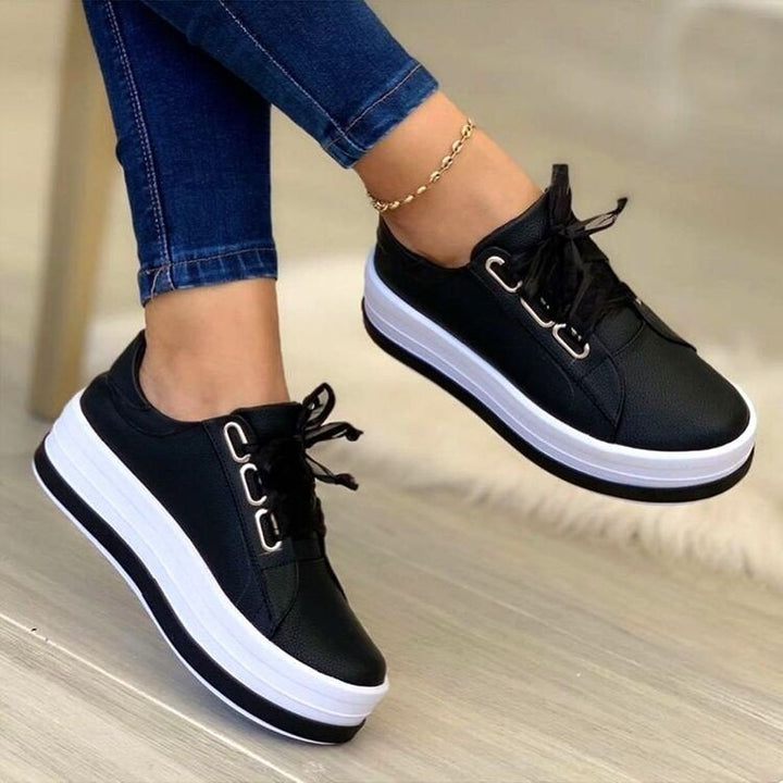 Dame plateausneakers med glat overflade og moderne snøresystem Stilla