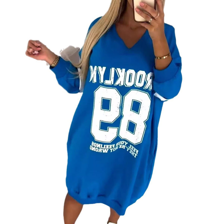 Dame sporty oversized kjole med V-hals og stilfuldt print Stiila