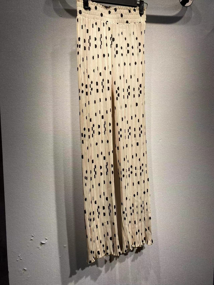Damebluse i trendy punktmønster med elegante pufærmer og høj krave Stilla