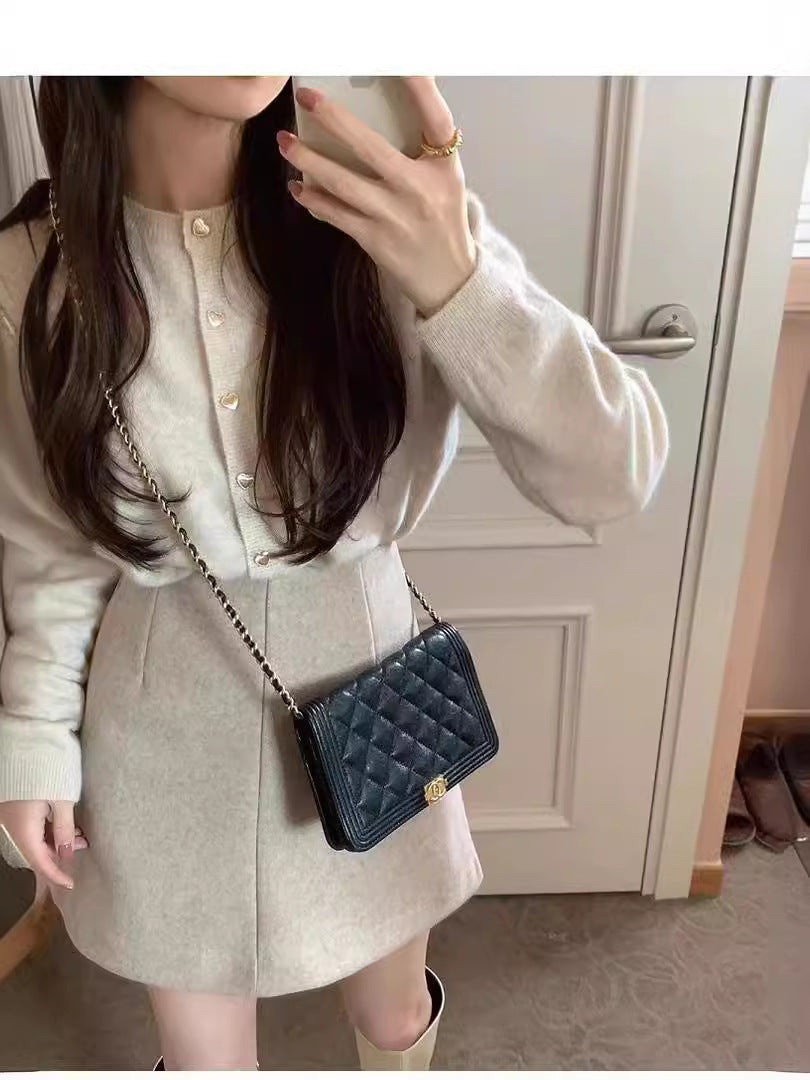 Dame finstrikket cardigan med dekorative knapper og stilfuld snit Stilla