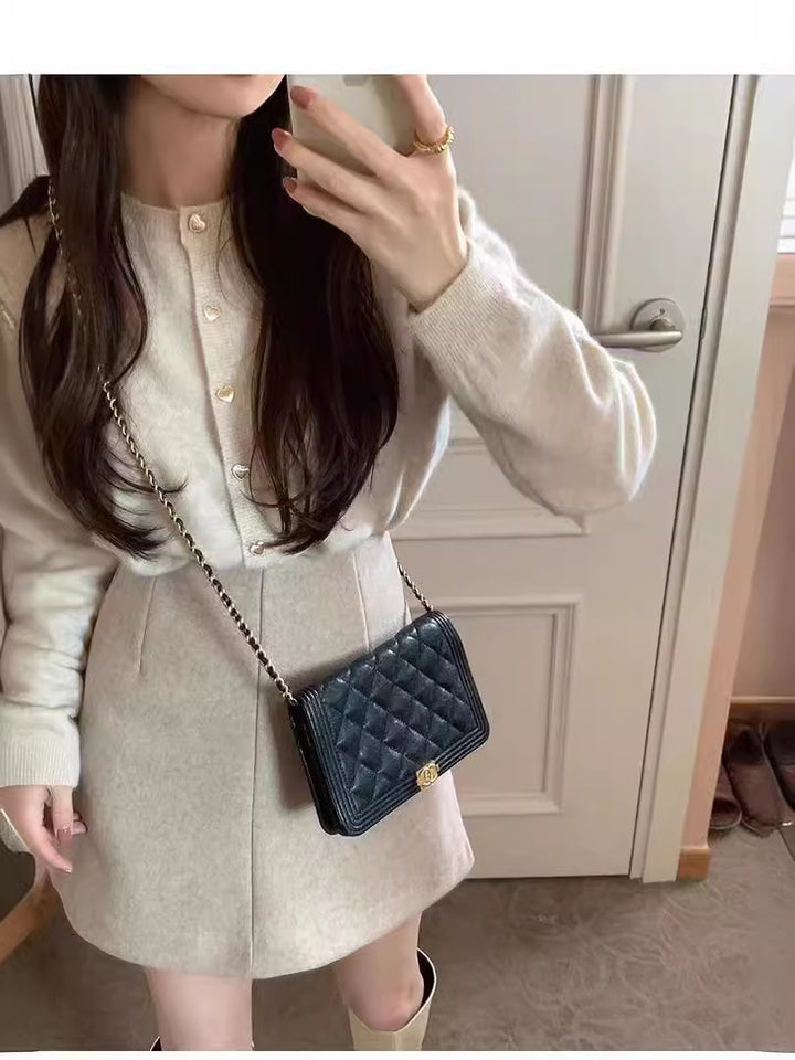 Dame finstrikket cardigan med dekorative knapper og stilfuld snit Stilla