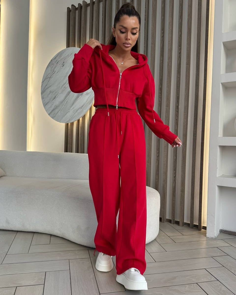 Kvinders sporty loungewear outfit med hættejakke og bred benåbning Skovae
