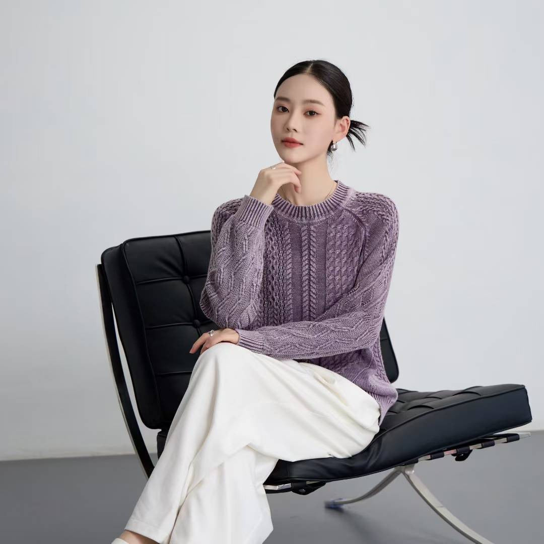 Kvindes fashionable sweater med tekstureret kabeldesign og rund halsudskæring Stilla
