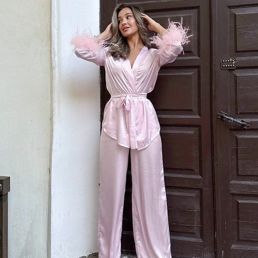 Dame elegant satin-pyjamasæt med modische fjerdetaljer Stilla