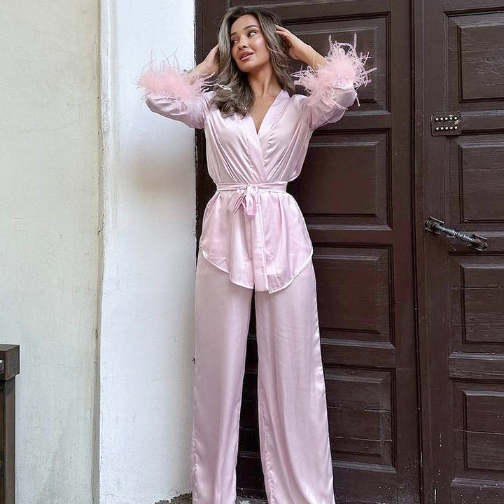 Dame elegant satin-pyjamasæt med modische fjerdetaljer Stilla
