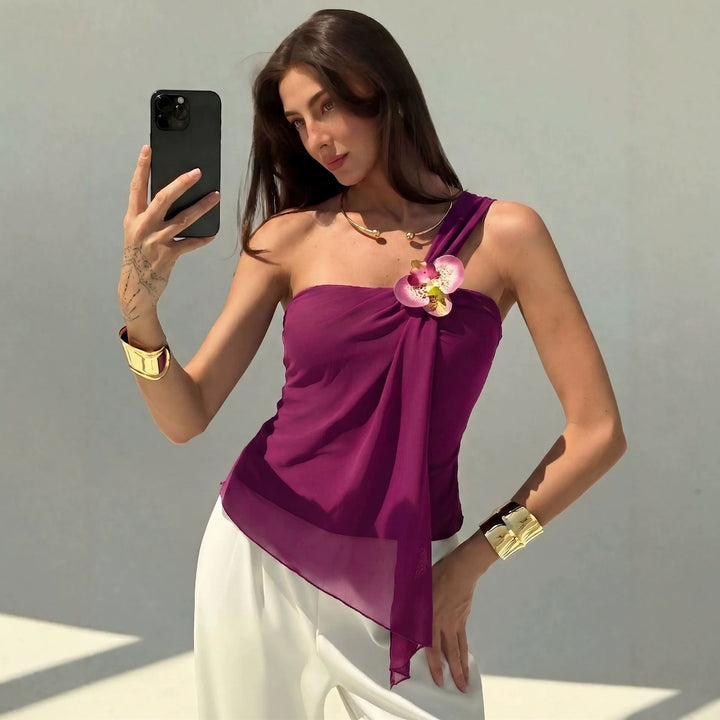 Dame nan asymmetrisk én skulder chiffon top med drapering og dekorativ brosche Skovae