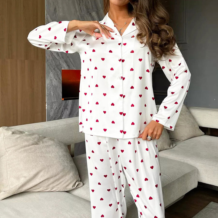 Dame pyjamasæt med hjerteprint i åndbart materiale Stilla