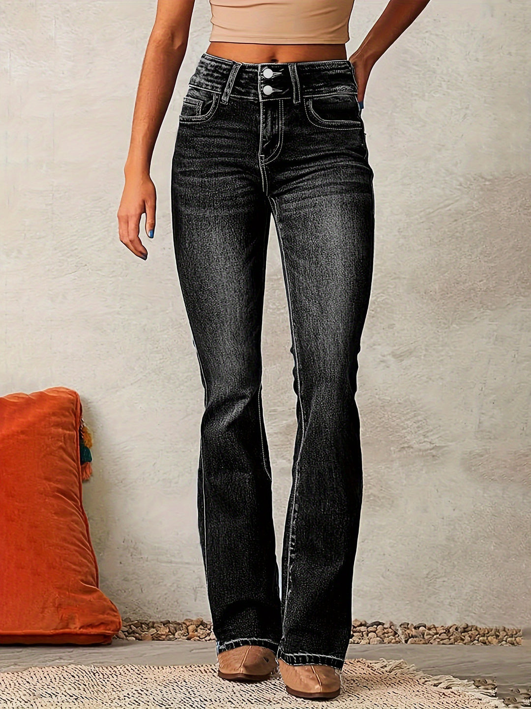 Dame Højskåret Flared Jeans med figurformende snit og fashionable knapdetaljer Stilla