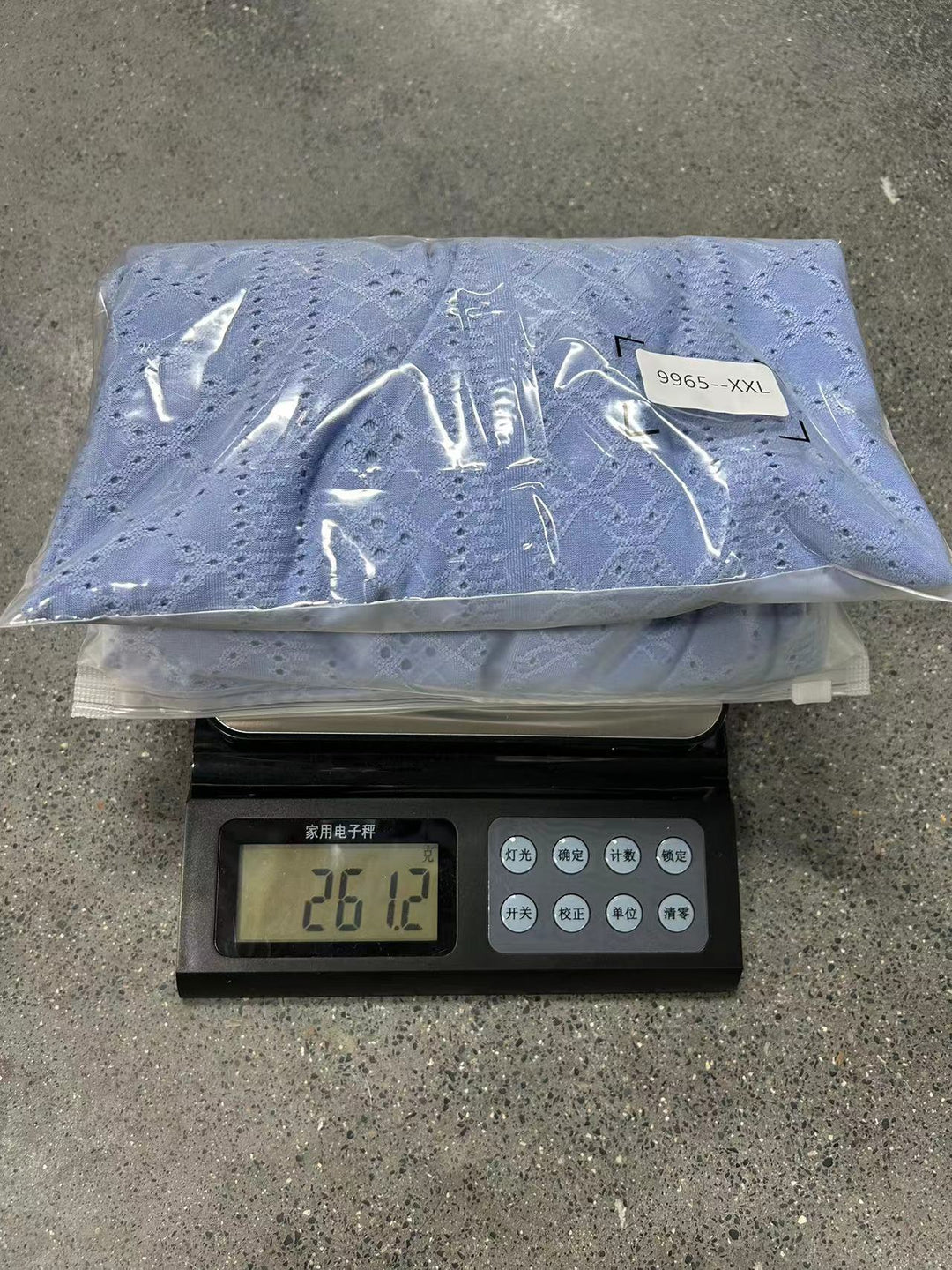 Damebluse med puffærmer og hulmønster Stilla