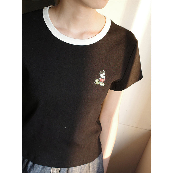 Dame afslappet T-shirt med unik Mickey Mouse broderi og kontrastfarvet rund halsudskæring Stilla