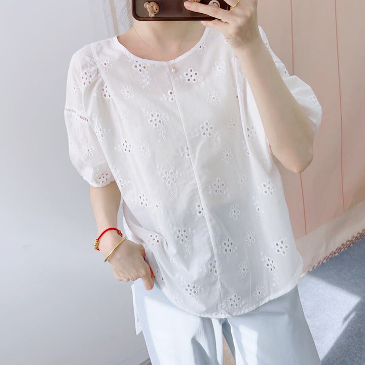 Damebluse med blomsterbroderi og luftige ærmer Stilla